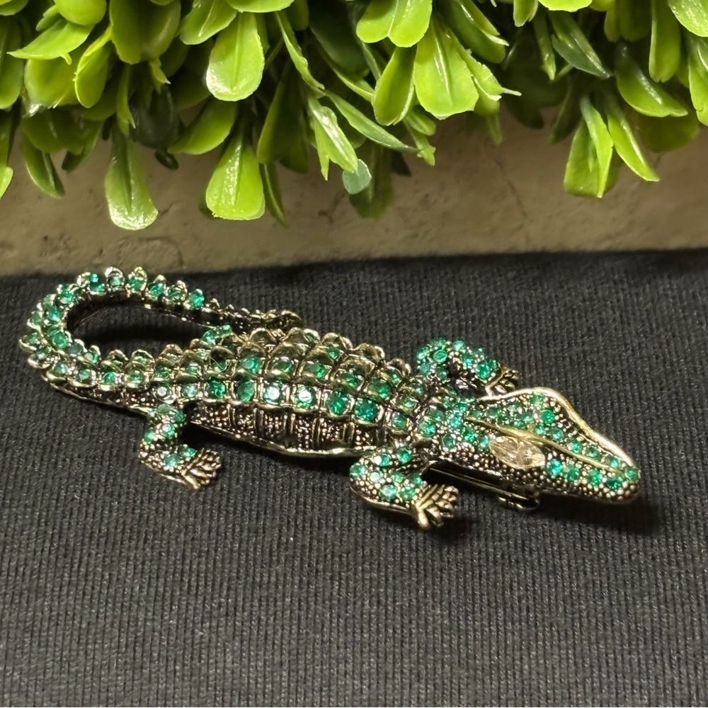 ALLIGATOR CROCODILE
BROOCH GREEN CRYSTAL
GLASS RHINESTONE GOLDTONE METAL - Picture 2 of 6